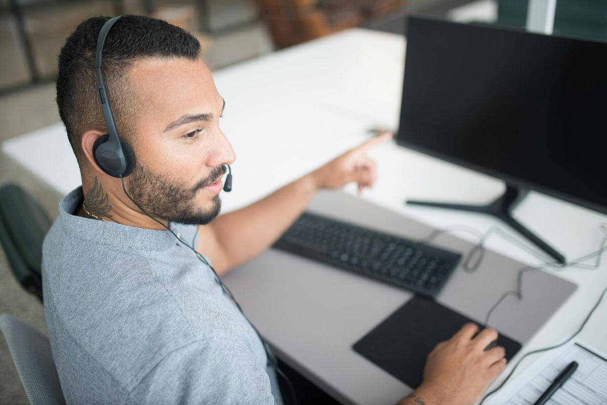Medewerker helpt een klant op afstand met een computer